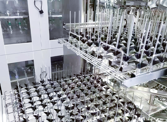 實(shí)驗(yàn)室玻璃器皿清洗機(jī)的出現(xiàn)，提高了實(shí)驗(yàn)室的效率和安全性，實(shí)驗(yàn)數(shù)據(jù)的準(zhǔn)確性